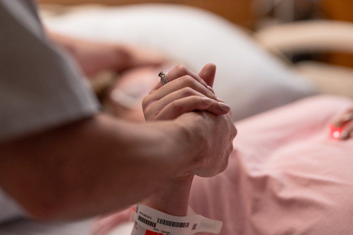 photo of mom holding dads hand while she gives birth